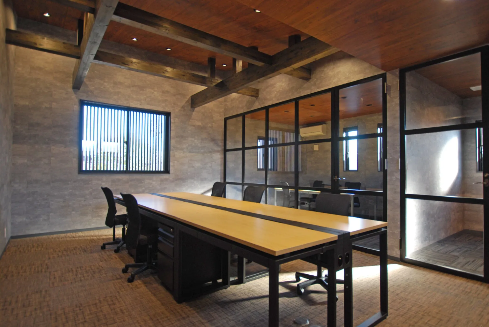 木組みの梁が圧巻のスタイリッシュな会議室