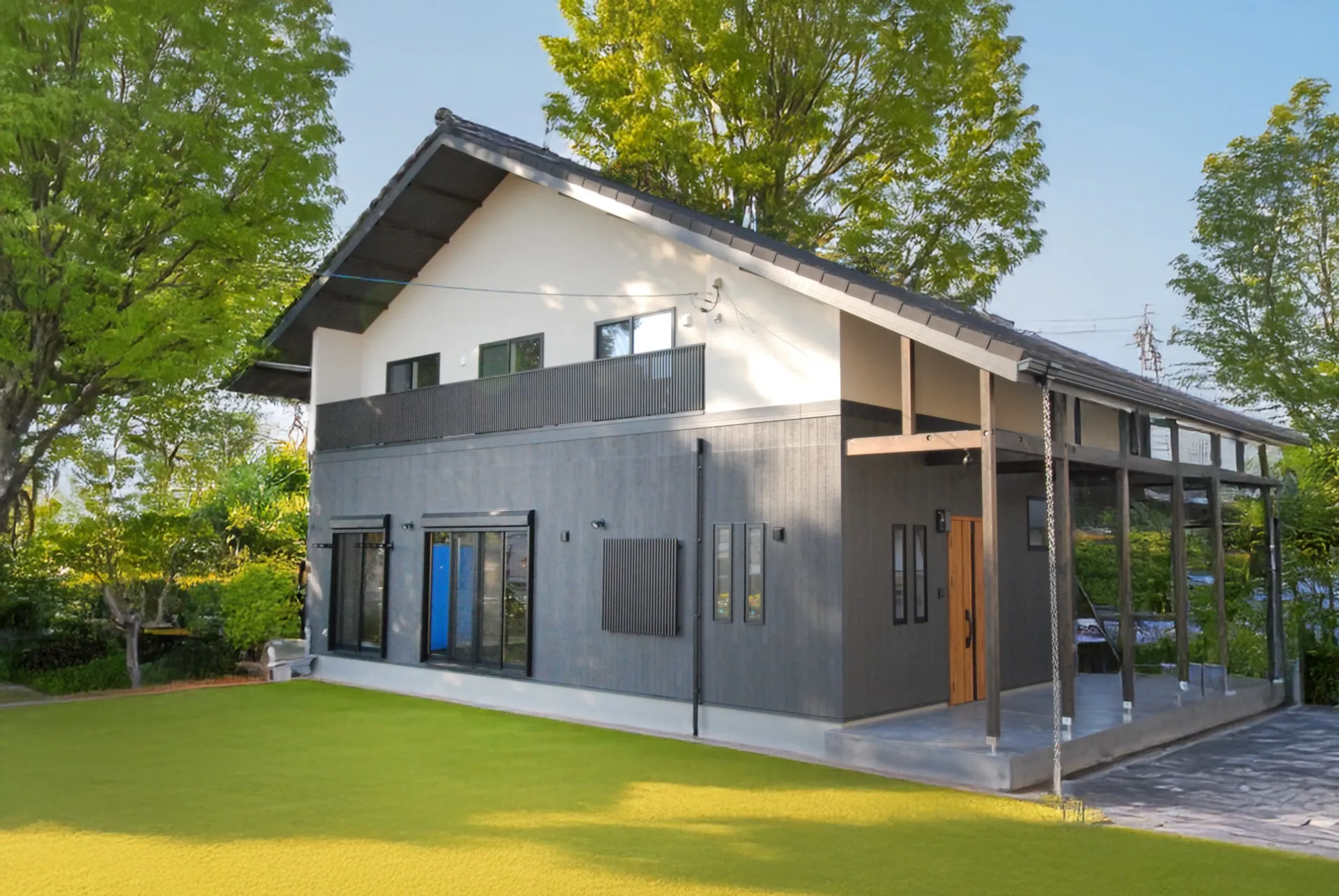 大屋根と深い軒が美しい、自然と調和する住まい