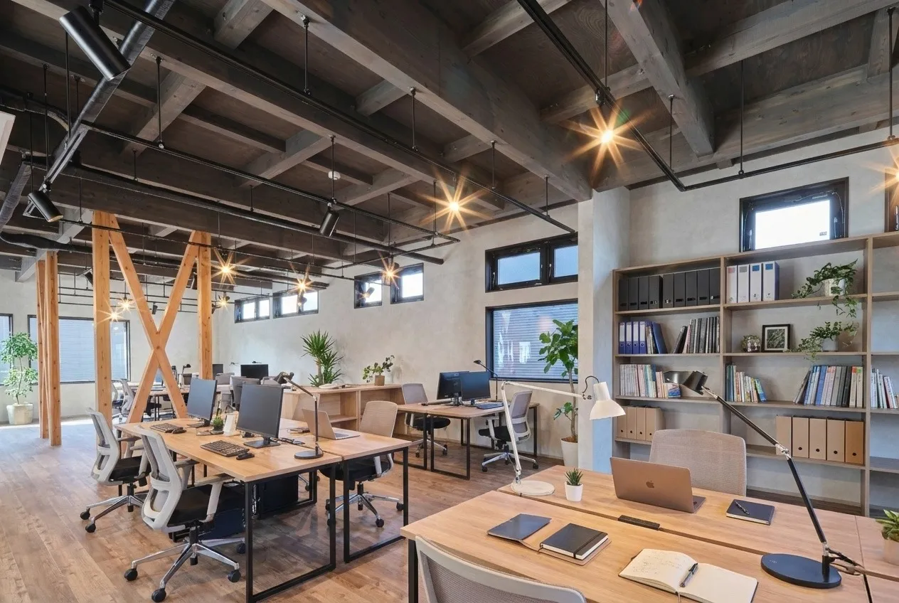 インダストリアルなオープンオフィス