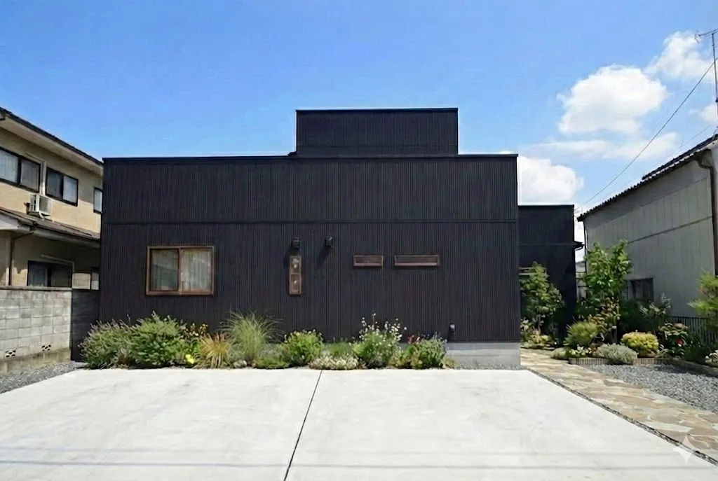 スタイリッシュな黒いキューブ型の家