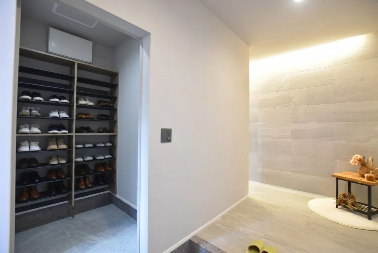 大容量シューズクロークのあるスッキリ玄関