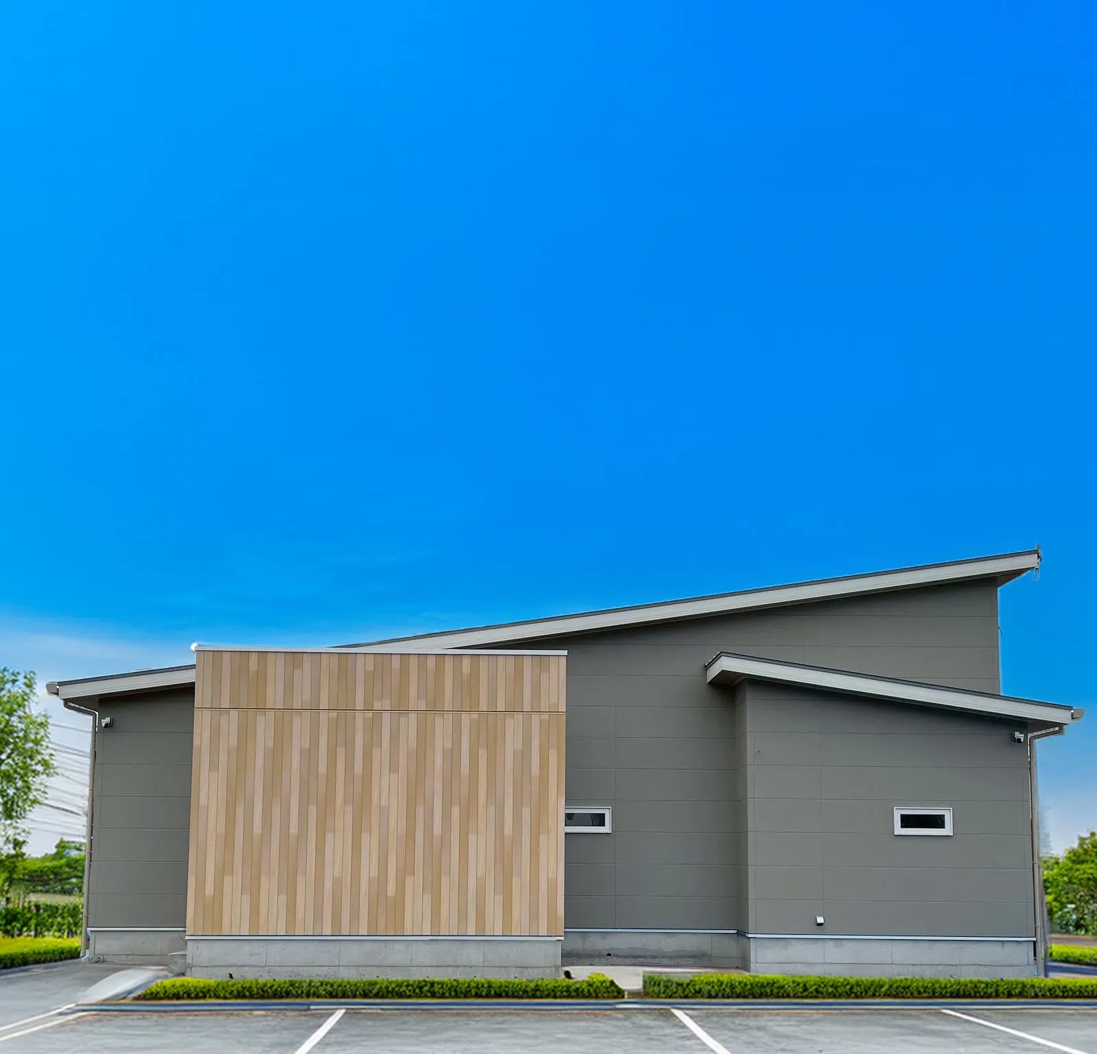 グレー×木目が青空に映える美しい外観