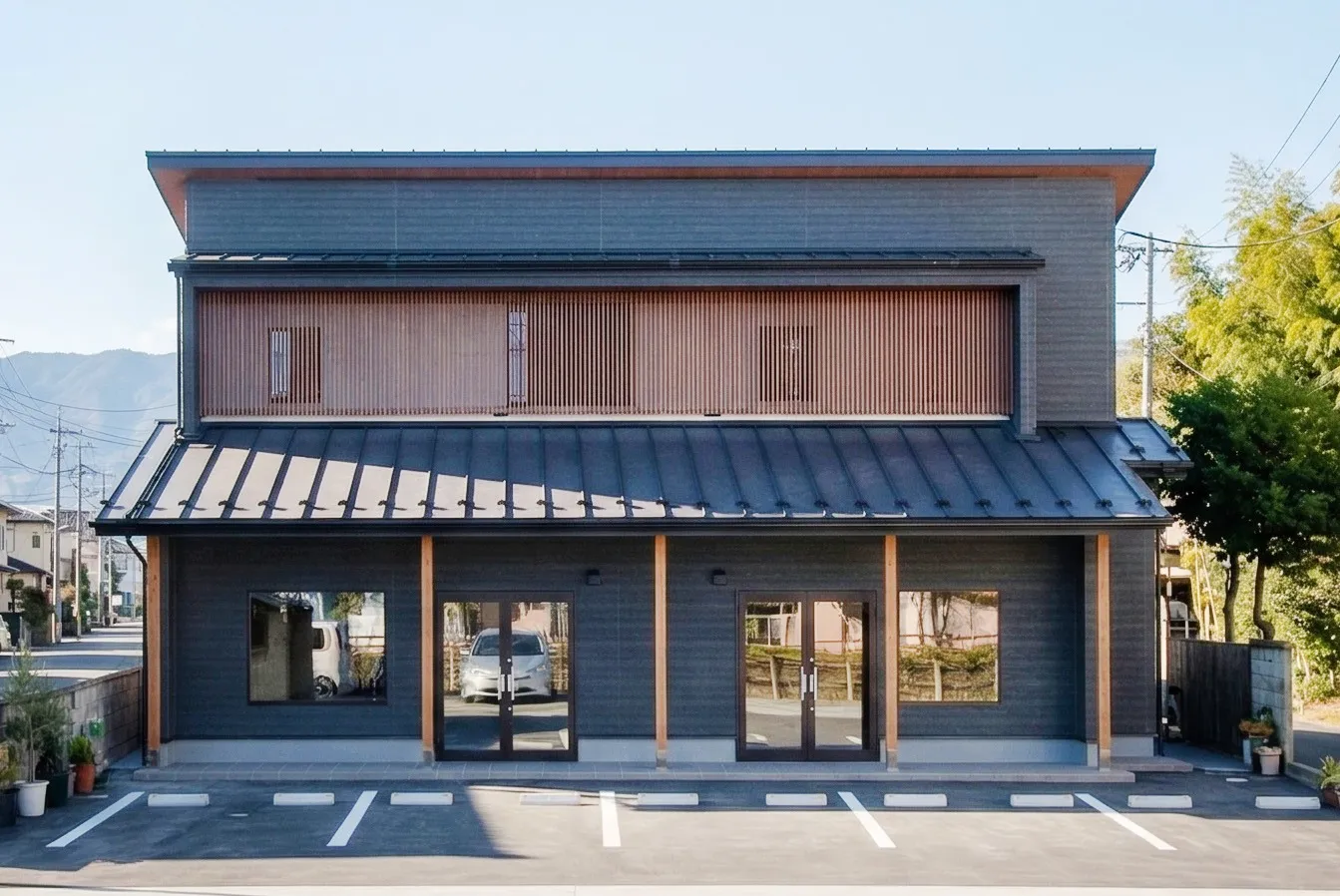 蔵の街に溶け込む現代の和風オフィス