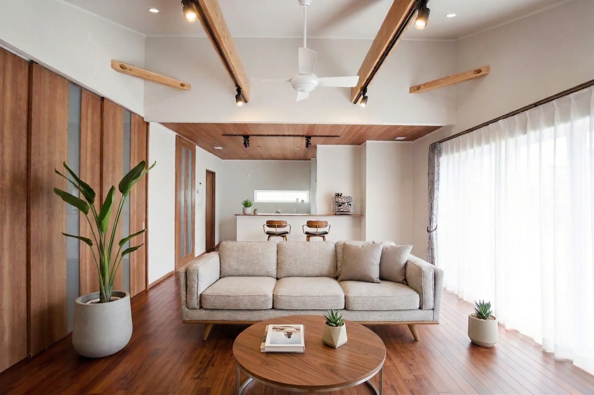 木の温もりと光に包まれるナチュラルモダンLDK