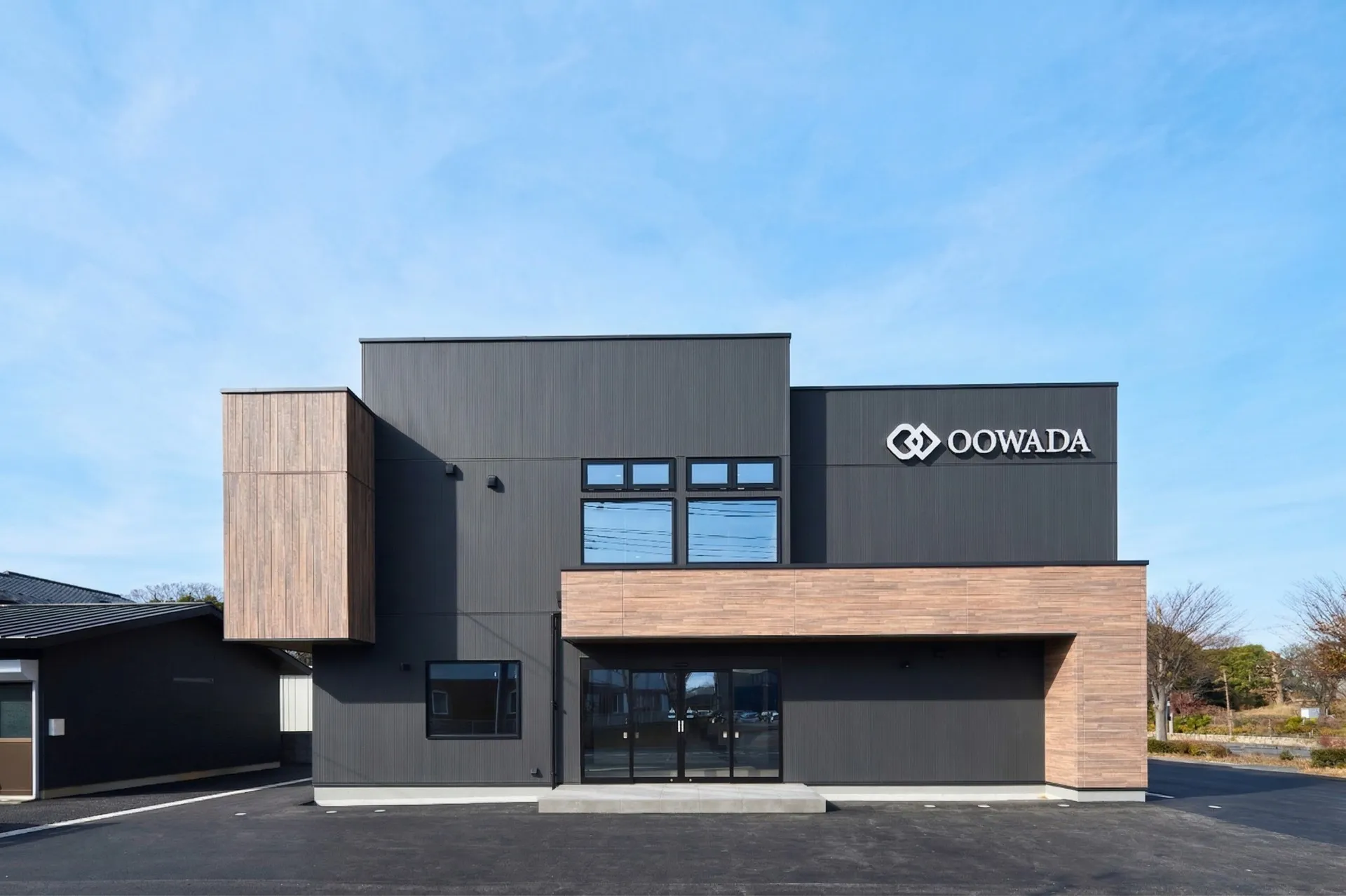 黒×木目が目を引くスタイリッシュなオフィス