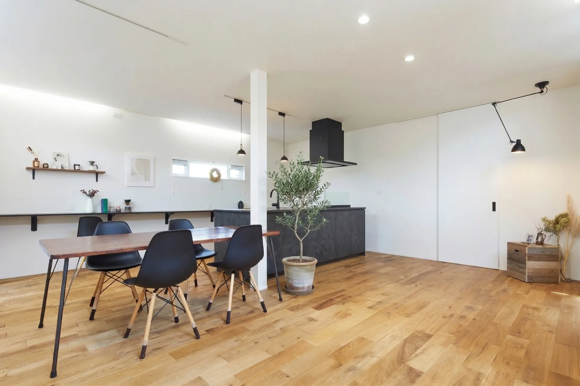 木目とアイアンが調和する、こだわりのアイランドキッチン