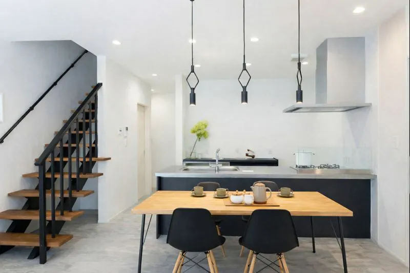 黒を効かせた、インダストリアルなオープンキッチン