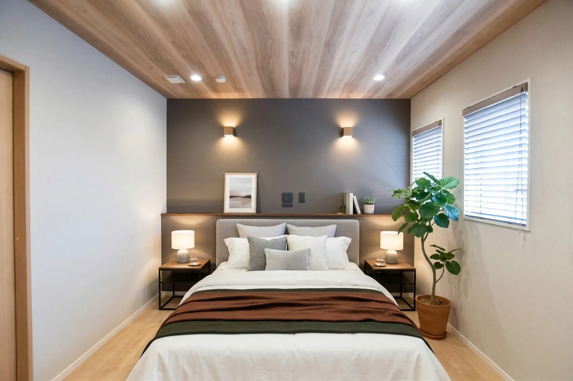 木目天井と間接照明が癒やす主寝室