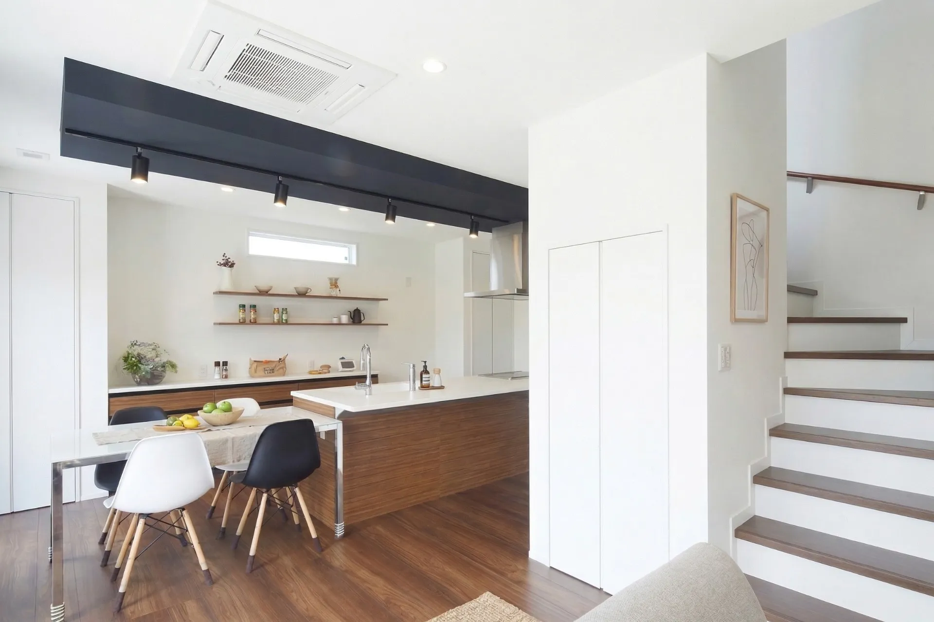 横並びダイニングと黒のアクセントが光るLDK