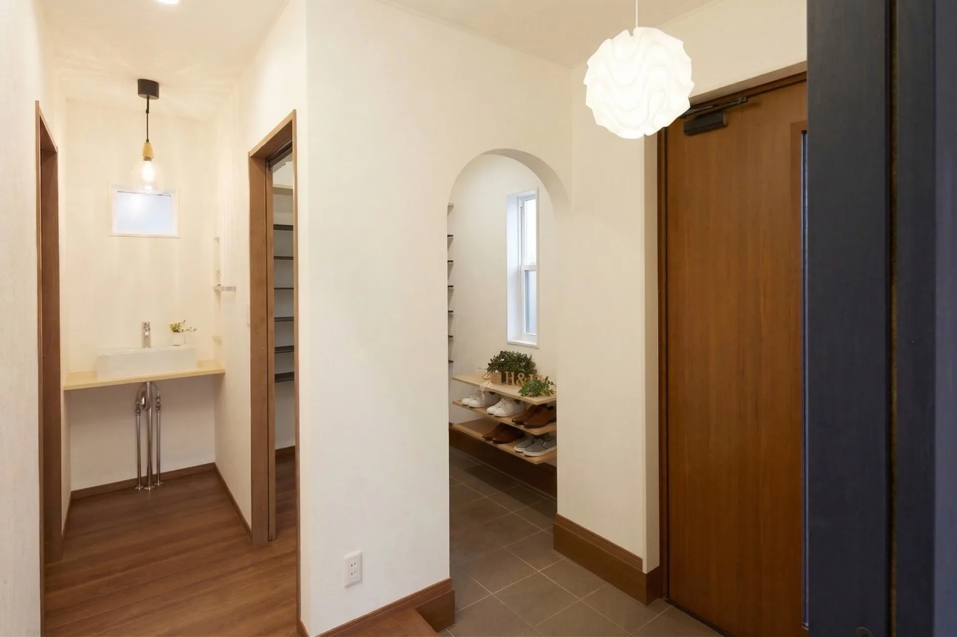 玄関とホールを繋ぐ、便利な2WAYシューズクローク