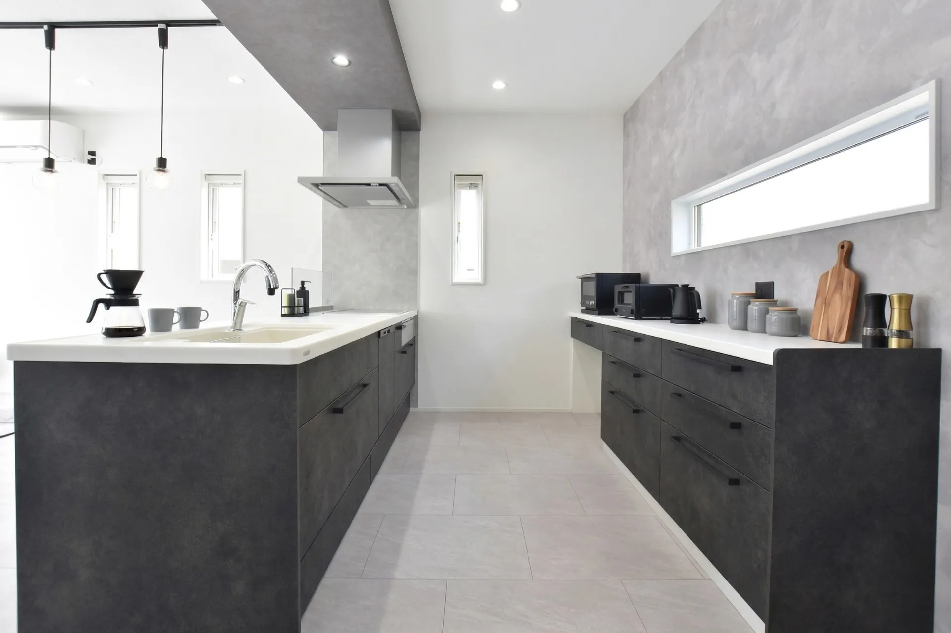 グレー×ブラックで統一 洗練されたキッチン空間